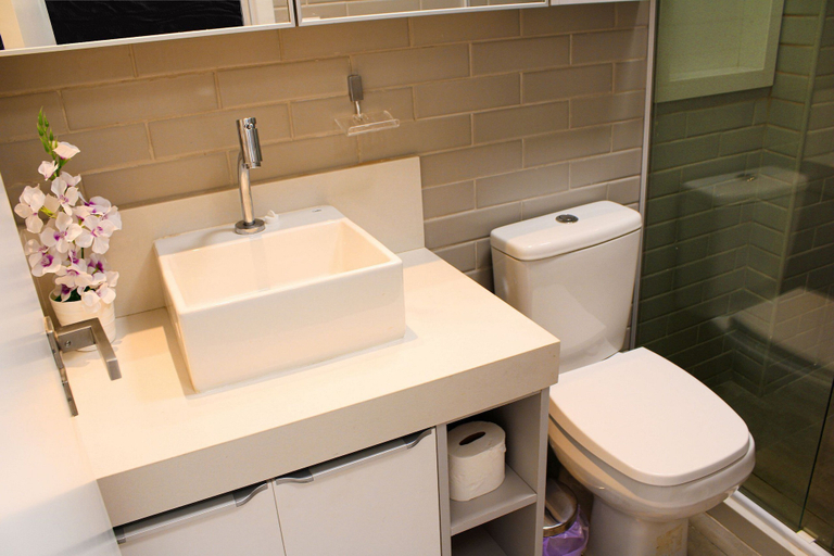 Bathroom 2, OCEAN - STUDIO COM VARANDA - By Living, João Pessoa