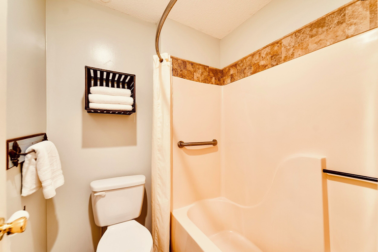Bathroom 3, Deerfield Inn, Clay