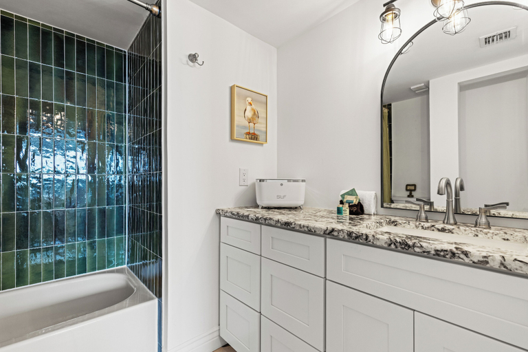 Bathroom 2, The Summerhouse! Beachfront 2BR Condo, Sleeps 8, Gulf Views, Bay