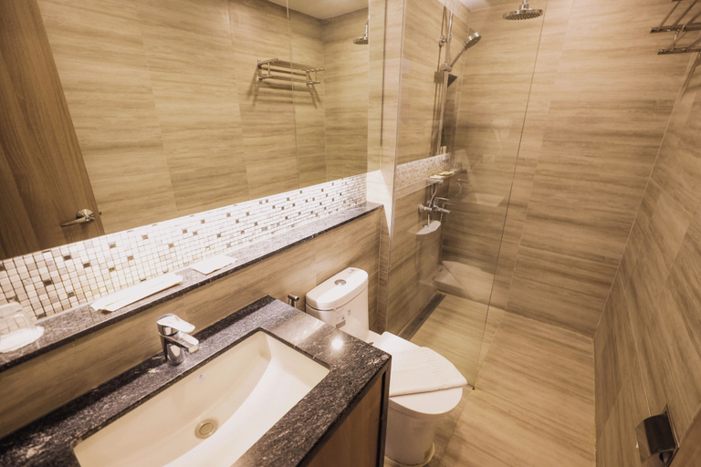 Bathroom 5, El Vistra Hotel, Mabalacat