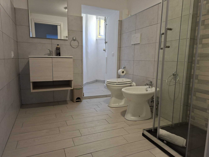Bathroom 4, Seascape Apartment, Roma