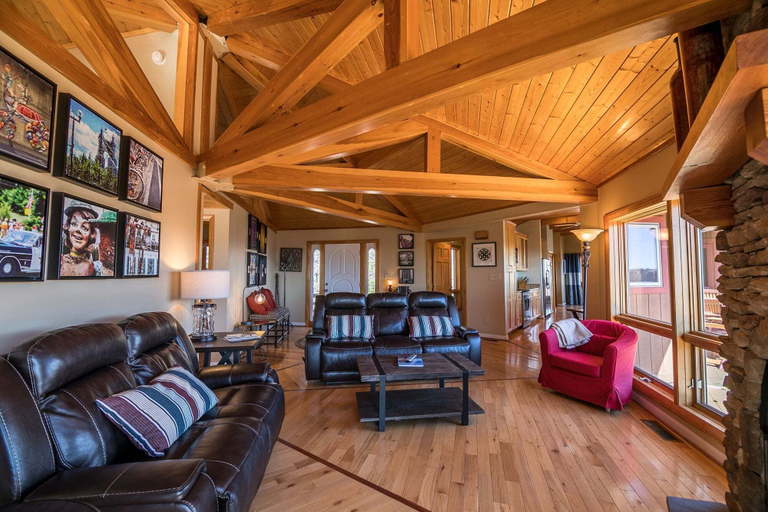 Interior 2, A Nest With a View, Watauga