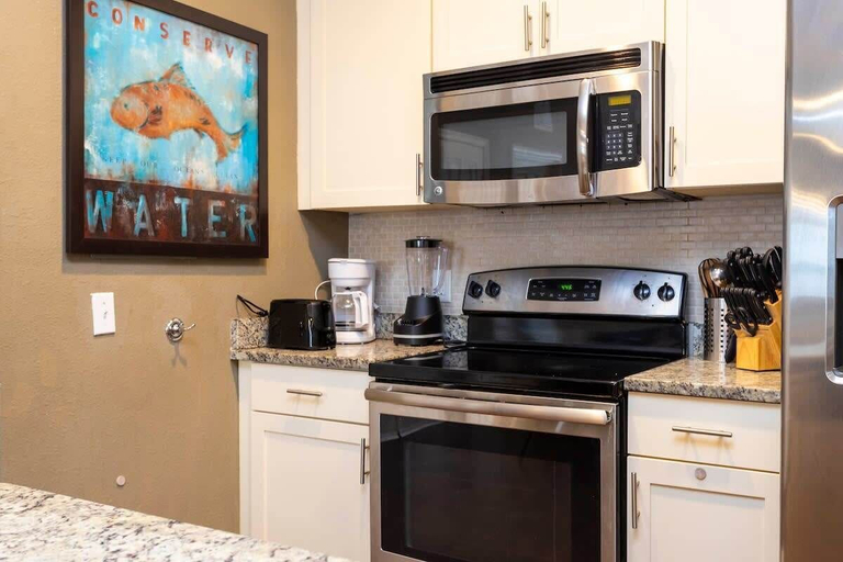Private kitchen 4, Spacious Disney Area Townhouse w/ Pool & Free Parking, Osceola