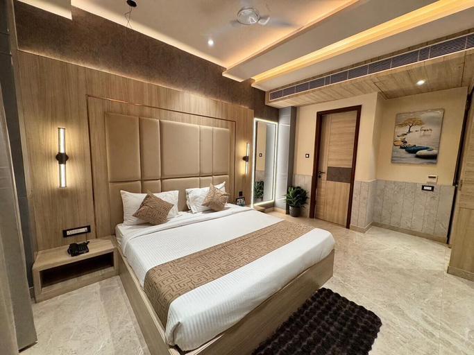 Room 3, The SRM Crystal, Kanpur Nagar