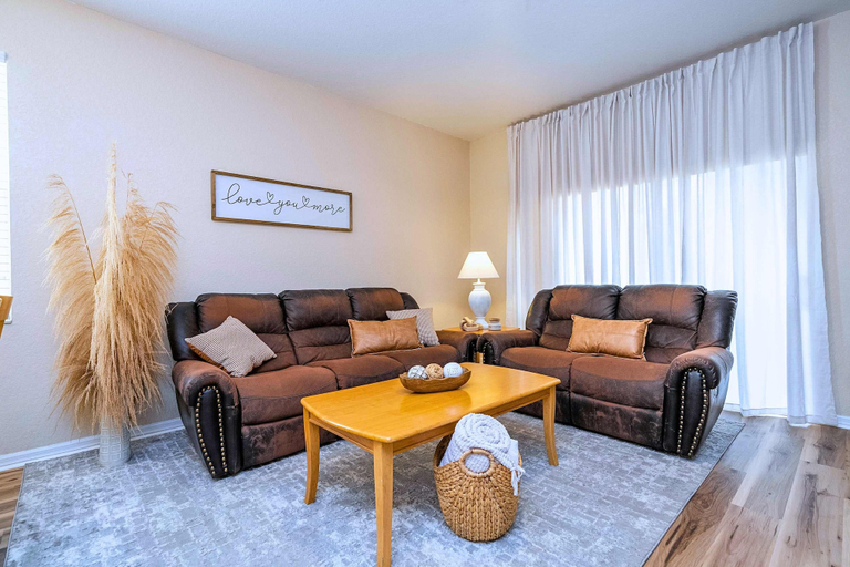 Interior 2, Spacious Townhome Near Disney, Free Parking, Polk
