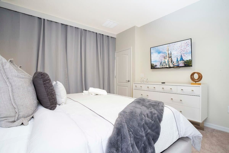 Room 2, Luxury Home w/ Private Pool Near Disney Parks, Polk