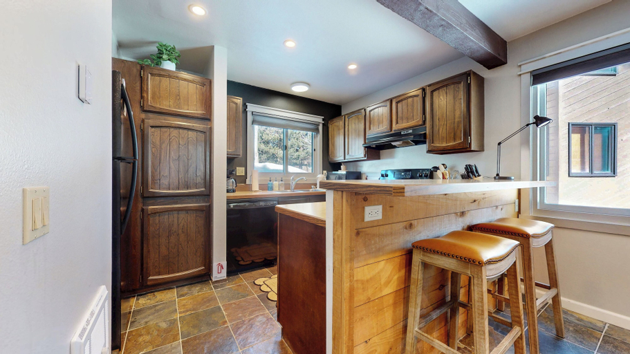 Interior 3, Mountain Condo Spa Pool and Ski Shuttle Access, Mono