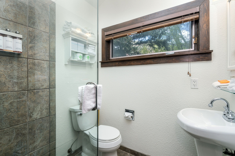 Bathroom 4, Manitou Lodge 5 Hotel Room by Alpine Lodging Telluride, San Miguel