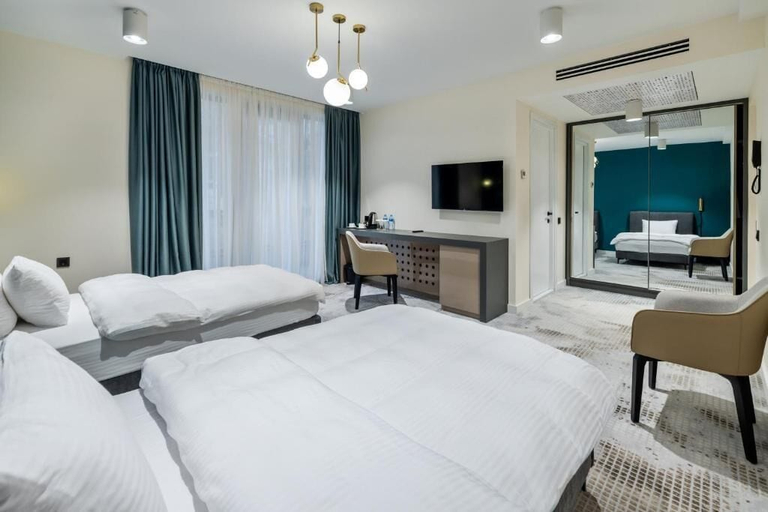 Room 2, Nouvelle Hotel, Oni