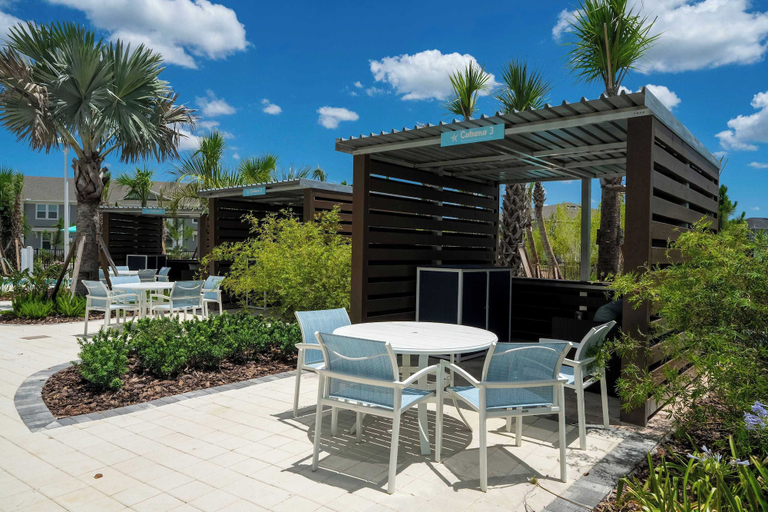 Outdoor dining 5, Luxurious Townhouse w/ Private Pool Near Attractions, Lake