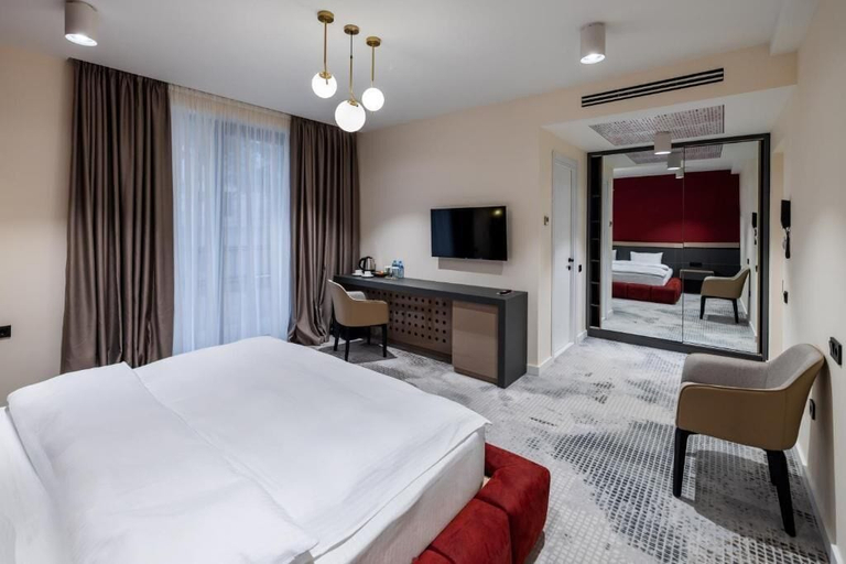 Room 5, Nouvelle Hotel, Oni