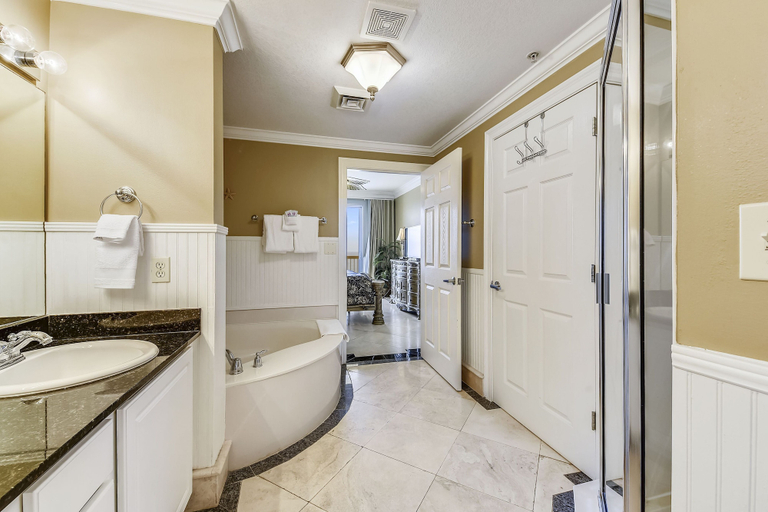 Interior 5, Calypso 1205 West Tower, Bay