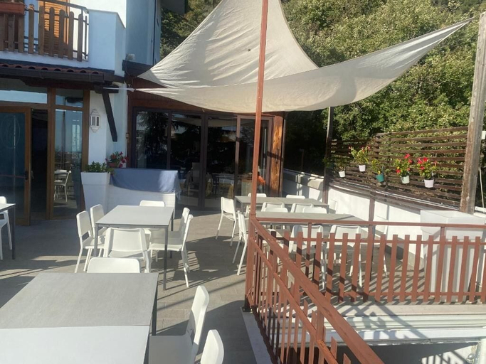 Outdoor dining, BikeHotel Abete, Foggia