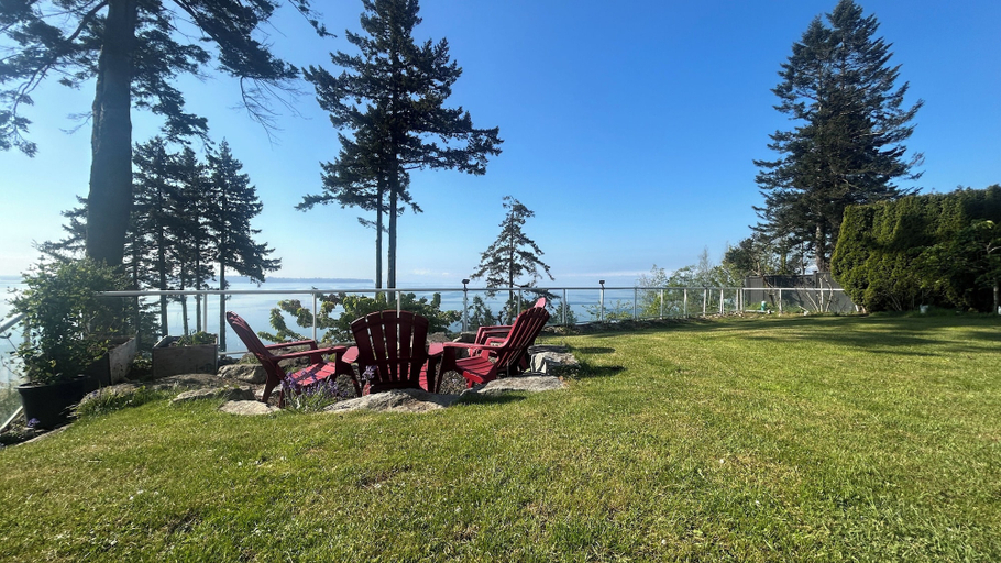 Property grounds 2, Cloud & Tide Trio, Greater Vancouver