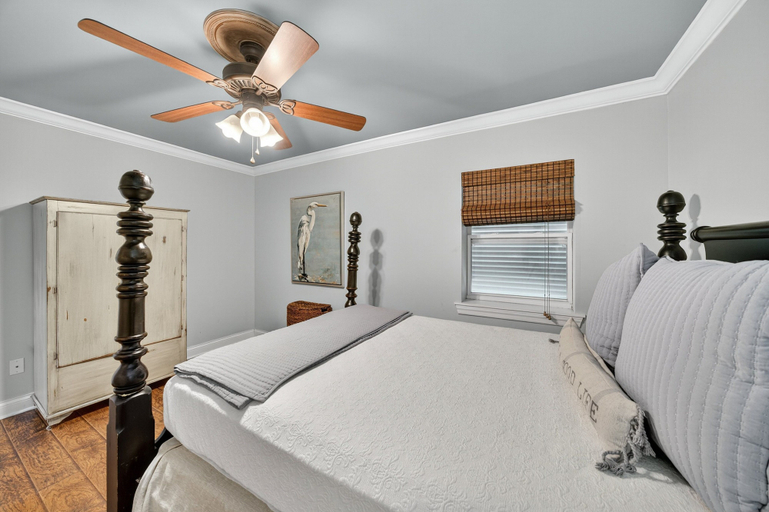 Interior 3, Sweet Caroline, Bay