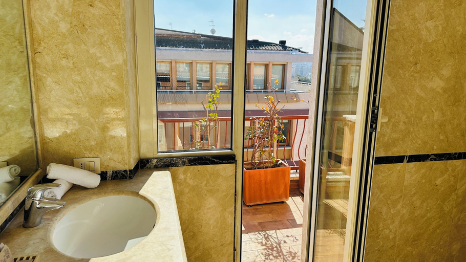 Bathroom 2, Terrazza Urania, Rome
