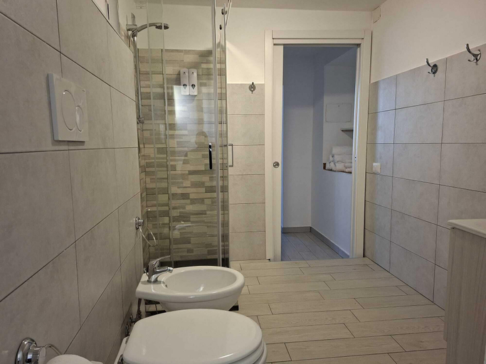 Bathroom 3, Seascape Apartment, Roma