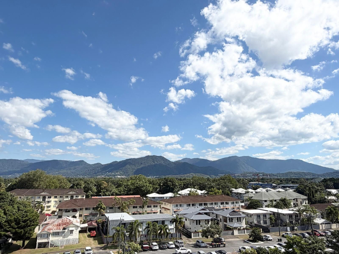 Mountain view, The Oceanfront Cairns, Cairns