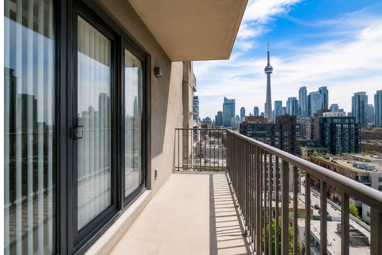 Property grounds, Luxora Harbour Residences, Toronto