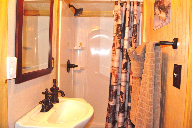 Bathroom 3, Restmore Inn, Pennington