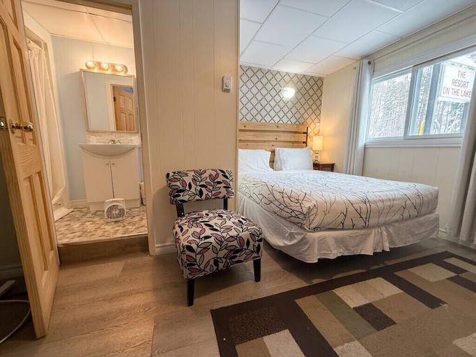 Room 2, Whispering Pines Resort, Lambton