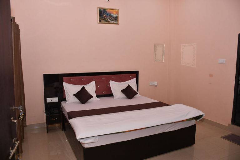 Room 4, Shree Ram Shabd Guest House, Faizabad