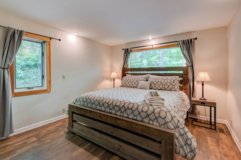 Interior 2, Paws A While - Hot Tub, Pool Table, Firepit, Watauga