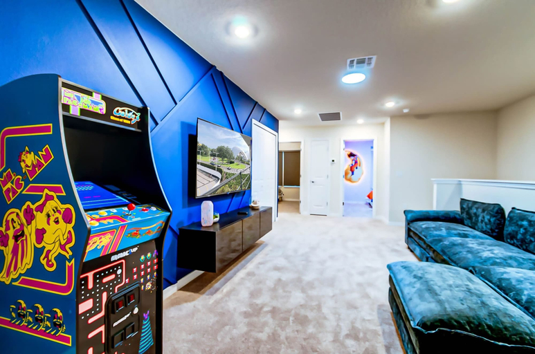 Game room, Luxurious Townhouse w/ Private Pool Near Attractions, Lake