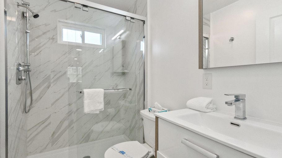 Bathroom 3, Safari Apartments, Worcester