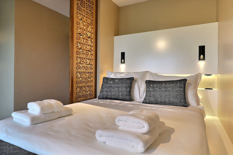 Room 2, Mahana Suite