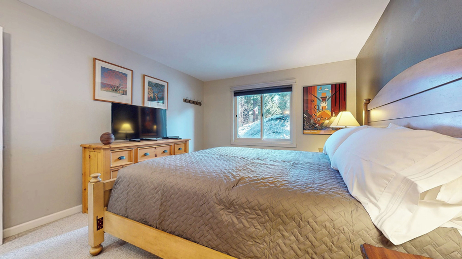 Interior 4, Mountain Condo Spa Pool and Ski Shuttle Access, Mono