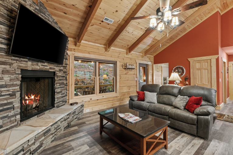 Interior 2, Deer Ridge Nearby to Ski, 3BR - King, Watauga