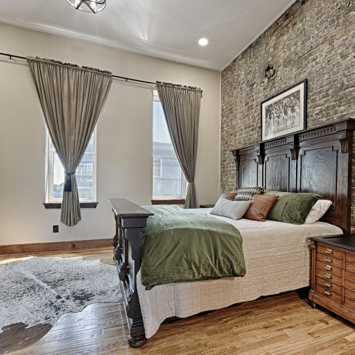 Room 2, Lofts on Lee, Hunt