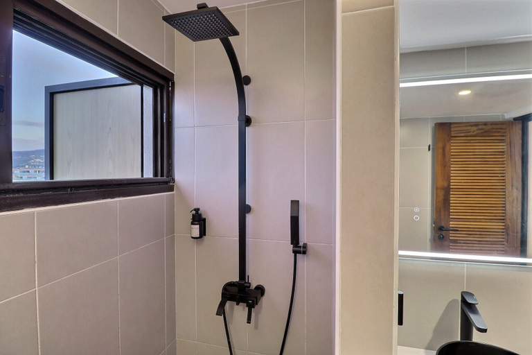 Bathroom 5, Mahana Suite