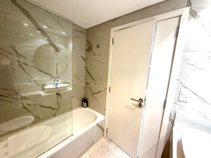 Bathroom 2, CloudBA Fitz Roy Apartments, Distrito Federal