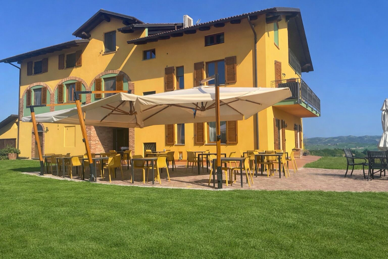 Outdoor dining, Agriturismo Cascina Reggio, Asti