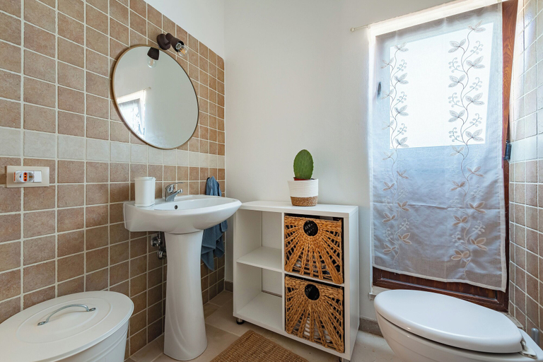 Bathroom 5, Trullo Conosolo With Pool, Taranto