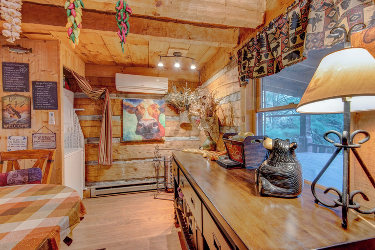 Interior 3, Bridgepoint Cabin Walk to Watauga River, hot Tub, Play in the Yard, Watauga