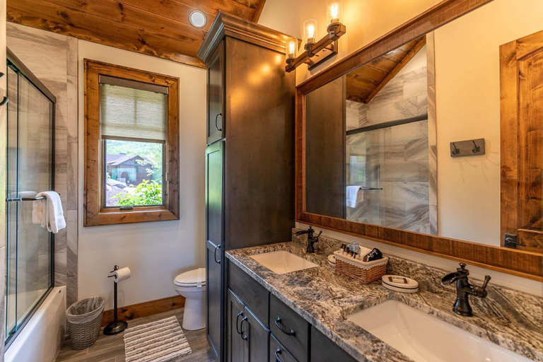 Bathroom 3, Kikis Hideaway at Eagles Nest, Avery