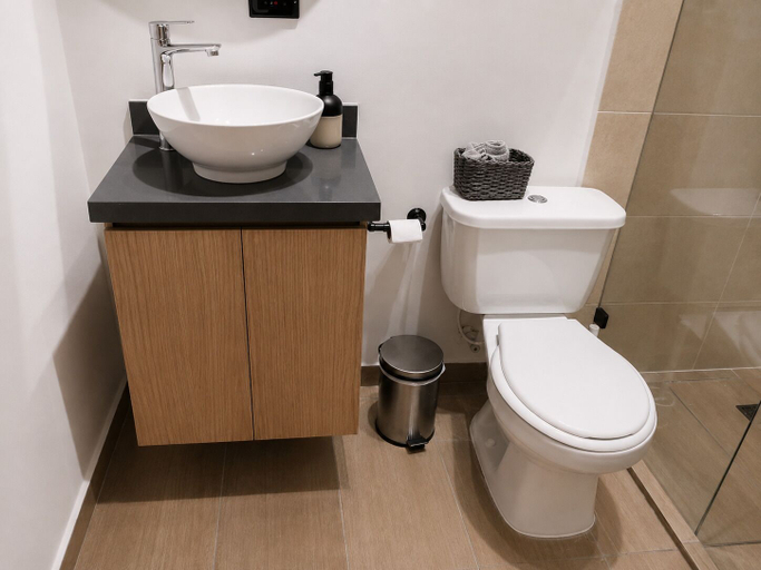 Bathroom 2, Stay 32, Medellín
