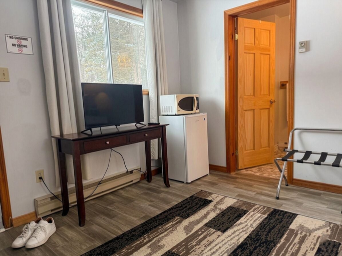 Living area 4, Whispering Pines Resort, Lambton