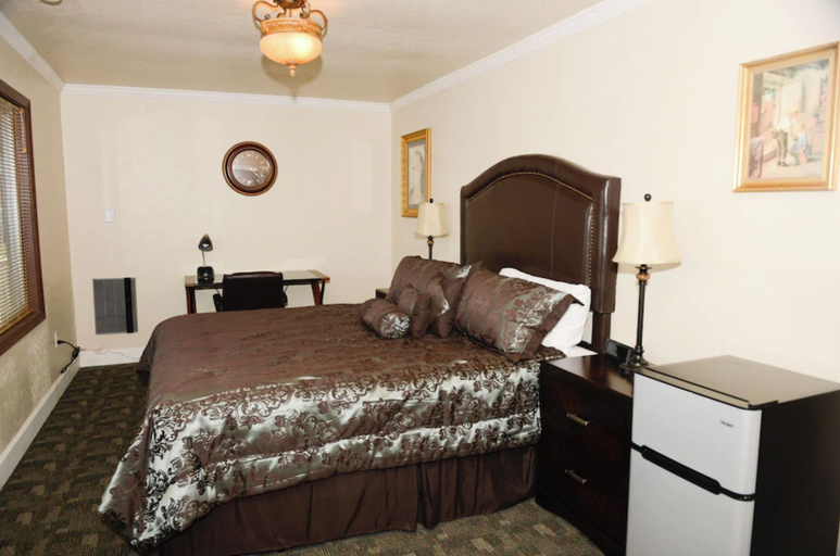 Bedroom 5, City Center Motel, Coos