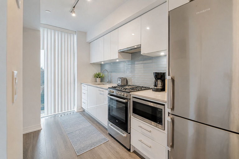 Private kitchen, Linden & Cove Stay, Toronto