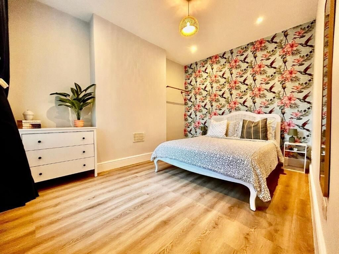 Room 3, Rest Boutique Willesden, London