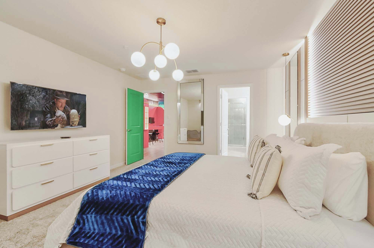 Room 5, Family Townhome w/ Private Pool Near Theme Parks, Lake