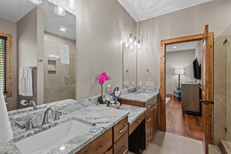Interior 2, Grandview Pointe, Avery