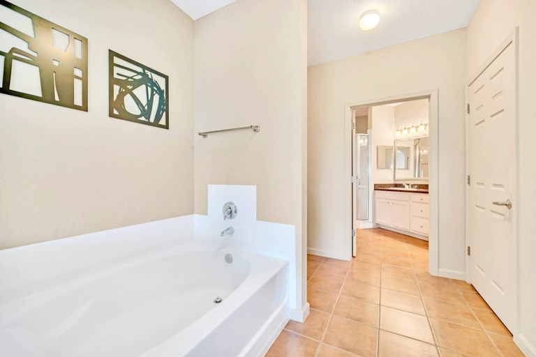 Interior 3, Upstay Condo w Pool & Sauna Sleeps 8, Orange