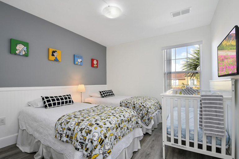 Room 3, Charming Townhouse w/ Pool Near Disney Parks!, Osceola