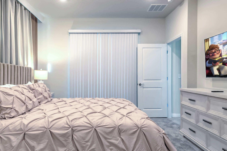 Room 4, Luxury Family Home w/ Private Pool & Game Room, Lake