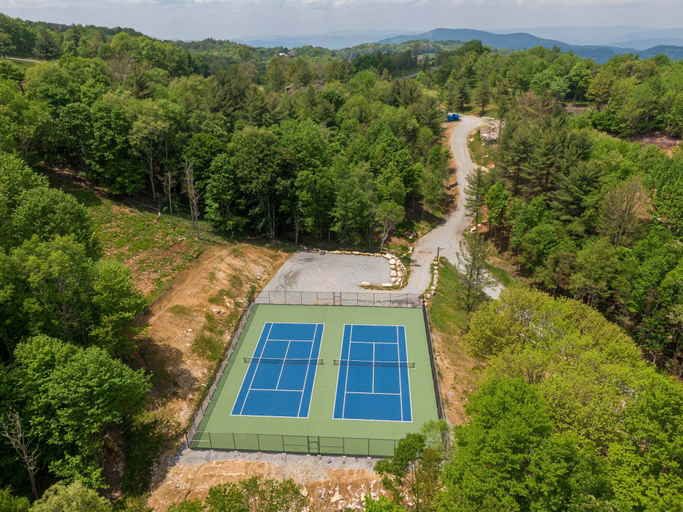 Sport & Beauty, Kikis Hideaway at Eagles Nest, Avery